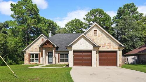 Flint Casa | Towering Pines - 3 Beds, Near Lake, Huge Backyard