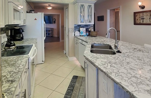 Ponce Inlet Condominio | Towers 2 - Ocean Towers 2102 | Beachfront Condo with Ocean Access, Patio + Pool