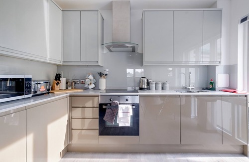 Berrylands Apartamento | Town Center 2 bed Serviced Apartment 08 with parking