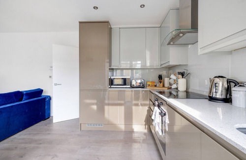 Berrylands Apartamento | Town Center 2 bed Serviced Apartment 08 with parking