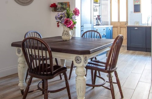 Bury St Edmunds Cabaña | Town Centre Cottage with Garden & Parking Opposite