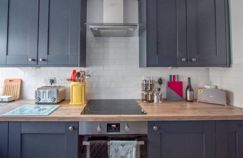 Bury St Edmunds Cabaña | Town Centre Cottage with Garden & Parking Opposite