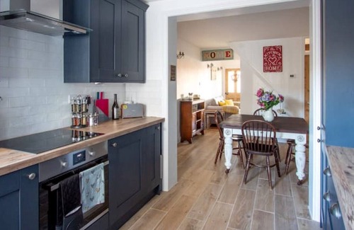 Bury St Edmunds Cabaña | Town Centre Cottage with Garden & Parking Opposite