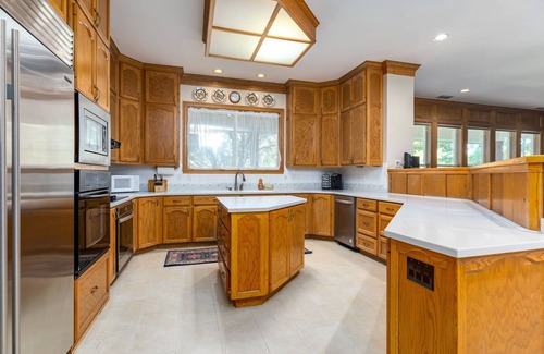 Buda Casa | Town & Country Home: 5,000 sq ft Pool 16 beds basketball ping pong fire pit