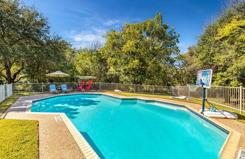 Buda Casa | Town & Country Home: 5,000 sq ft Pool 16 beds basketball ping pong fire pit