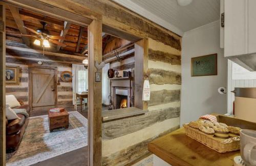 Fredericksburg Casa | Town Creek Cabin Walk to Main St