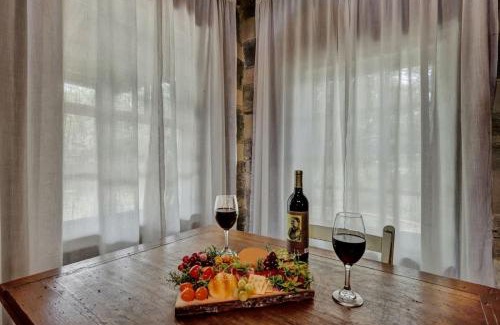 Fredericksburg Casa | Town Creek Cabin Walk to Main St