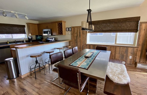 Big Sky Chalet De Esquí | Town Ctr l Hot Tub l Mtn View l Loft l Fireplace