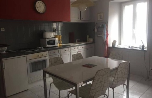 Cerences Casa | Town house, courtyard, garden, 15 minutes from the sea