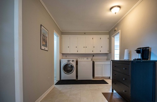 Newtonville Apartamento | Town of Colonie Home w/deck and yard, I-87 closeby, 40 min to Saratoga