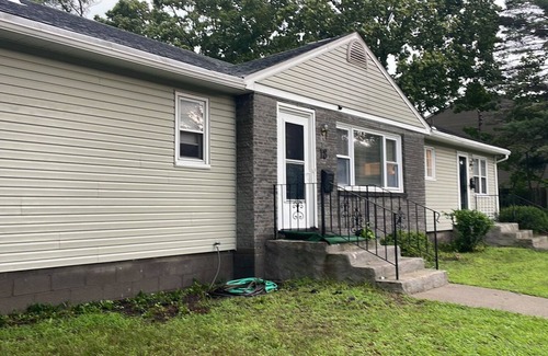 Newtonville Apartamento | Town of Colonie Home w/deck and yard, I-87 closeby, 40 min to Saratoga