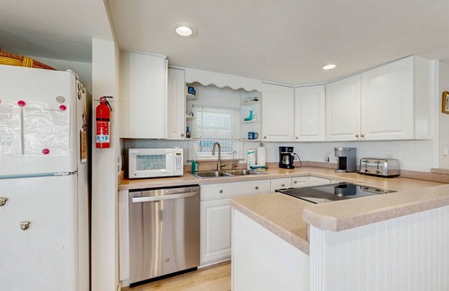 Ocean View Casa | Town of Ocean View dog friendly home w/cable, streaming & free WIFI