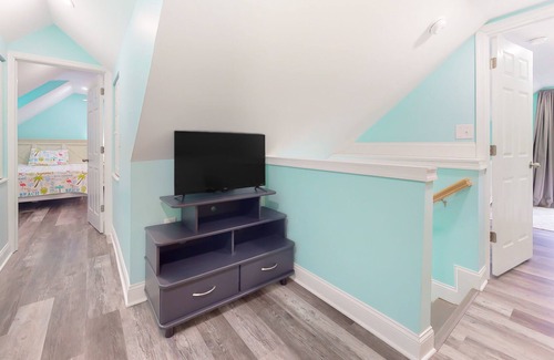 Cedar Neck Casa | Town of Ocean View renovated home on half acre with decks & W/D