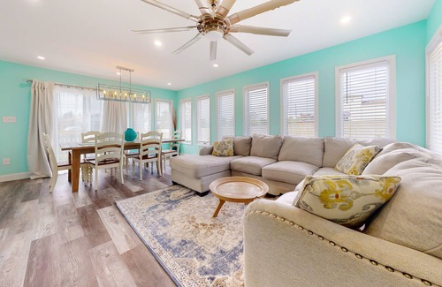 Cedar Neck Casa | Town of Ocean View renovated home on half acre with decks & W/D