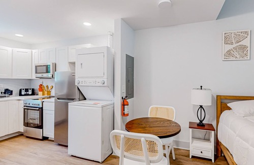 The Pines Casa | Town of Rehoboth Beach - Airy, walkable suite near the beach & boardwalk