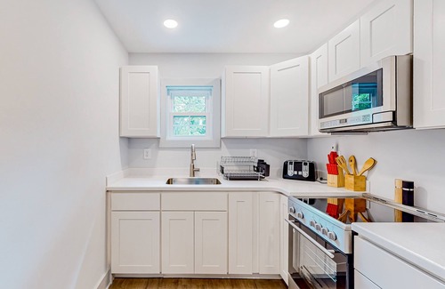 The Pines Casa | Town of Rehoboth Beach - Airy, walkable suite near the beach & boardwalk