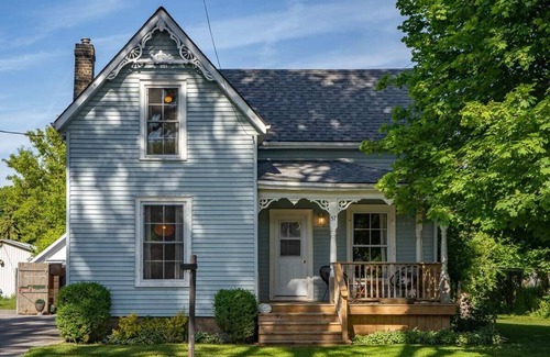 Wellington Casa | Town & Trail - Walkable Wellington Charmer