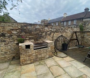 Cashel Casa | Town villa with charming garden, bbq area & Sleeps 6