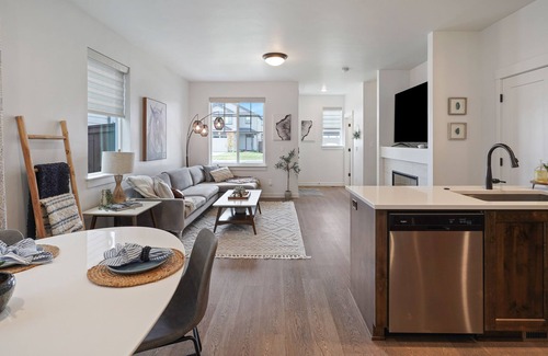 Mountain View Casa | Townhome Less than a mile away from hospital. 3 Bed + 2.5 bath and office loft.