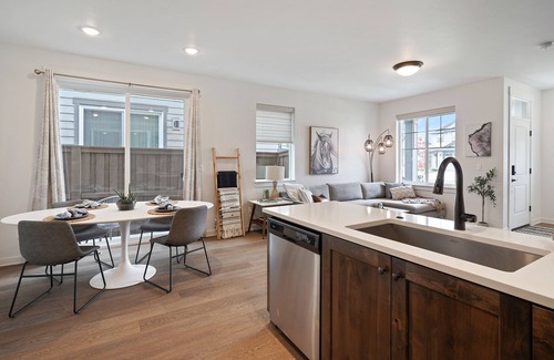 Mountain View Casa | Townhome Less than a mile away from hospital. 3 Bed + 2.5 bath and office loft.