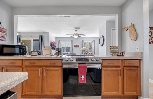 Tallahassee Casa | Townhome with 2 bedrooms and 2.5 bathrooms. Walking distance to FSU/DOAK.