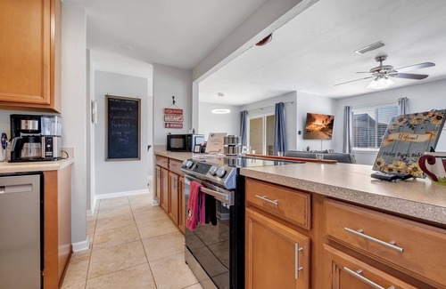 Tallahassee Casa | Townhome with 2 bedrooms and 2.5 bathrooms. Walking distance to FSU/DOAK.