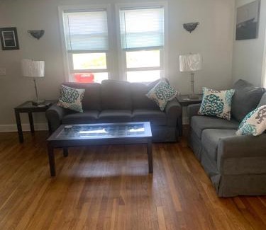 Newport East Apartamento | Townhouse Close to Downtown Newport & Beaches