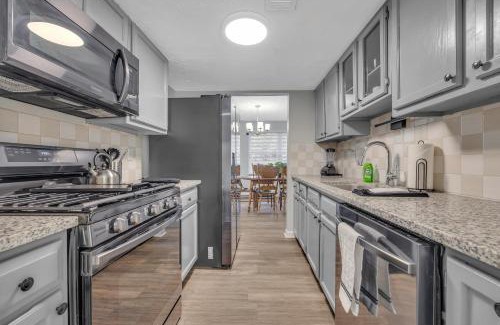 Sandy Springs Apartamento | Townhouse in ATL Suburbs,Backyard & Parking!