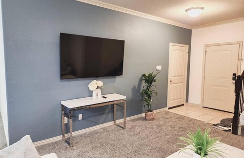 Grand Prairie Casa | Townhouse near AT&T stadium, Six Flags & Epic Waterpark