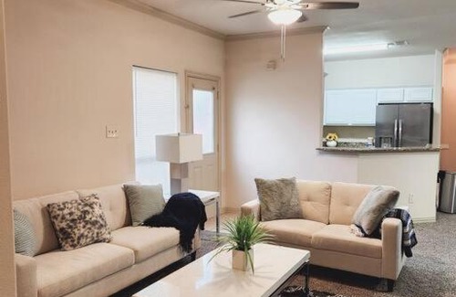 Grand Prairie Casa | Townhouse near AT&T stadium, Six Flags & Epic Waterpark