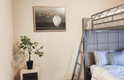 Grand Prairie Casa | Townhouse near AT&T stadium, Six Flags & Epic Waterpark