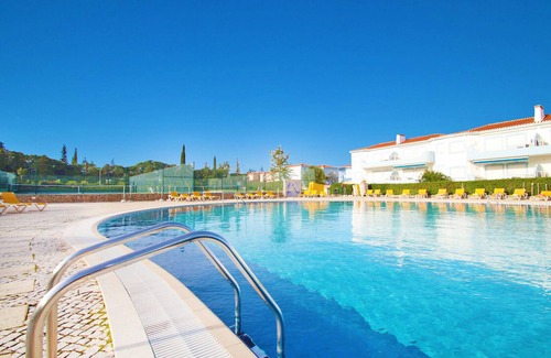 Portimao Chalet De Esquí | Townhouse w/ Pool & Games in Oasis Parque