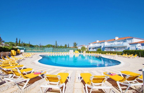 Portimao Chalet De Esquí | Townhouse w/ Pool & Games in Oasis Parque