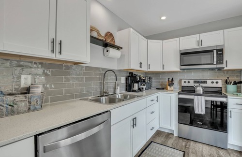 North Charleston Casa | Townhouse with Easy Downtown & Beach Access