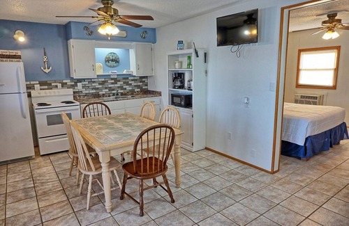 Eddyville Casa | Townhouses 2 & 4 (Sleeps 1-12) - Offer a Full Size Kitchen/Sitting Area, 2 Full size bathrooms with tub/shower units, 2 Queen beds, 1 twin bed, 2 Full Beds, & 1 Twin over Full Bunk Bed.