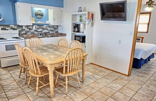 Eddyville Casa | Townhouses 2 & 4 (Sleeps 1-12) - Offer a Full Size Kitchen/Sitting Area, 2 Full size bathrooms with tub/shower units, 2 Queen beds, 1 twin bed, 2 Full Beds, & 1 Twin over Full Bunk Bed.