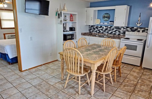 Eddyville Casa | Townhouses 3 & 5 (Sleeps 1-10) - Offer a Full Size Kitchen/Sitting Area, 2 Full size bathrooms with tub/shower units, 3 Queen beds, 1 twin bed, 2 Full Beds.