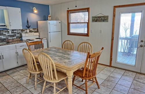 Eddyville Casa | Townhouses 3 & 5 (Sleeps 1-10) - Offer a Full Size Kitchen/Sitting Area, 2 Full size bathrooms with tub/shower units, 3 Queen beds, 1 twin bed, 2 Full Beds.