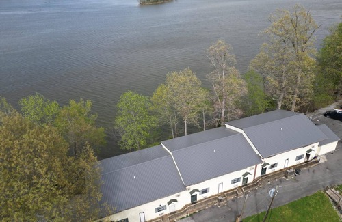 Eddyville Casa | Townhouses 3 & 5 (Sleeps 1-10) - Offer a Full Size Kitchen/Sitting Area, 2 Full size bathrooms with tub/shower units, 3 Queen beds, 1 twin bed, 2 Full Beds.