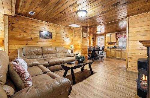 Townsend Cabina | Townsend Area*Cozy*Hot Tub*Single Story*Level Parking*WiFI