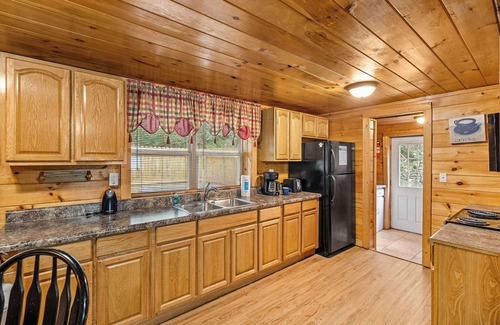 Townsend Cabina | Townsend Area*Cozy*Hot Tub*Single Story*Level Parking*WiFI