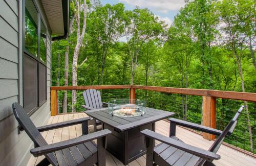 Townsend Casa | Townsend Gem: Retreat with Hot Tub & Fire Pit