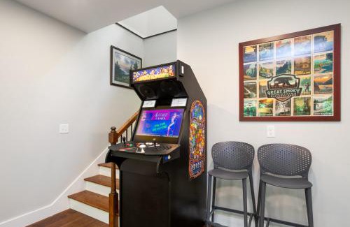 Townsend Casa | Townsend Gem: Retreat with Hot Tub & Fire Pit