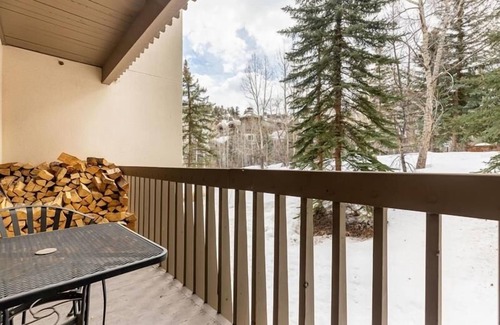 Beaver Creek Condominio | Townsend Place Condo with Ski-In Ski-Out Access by RedAwning