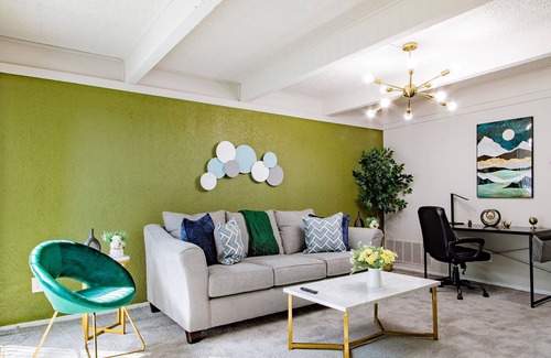 Towson Casa | Towson/ Parking/King Bed/Wi-fi/Patio/Smart Tvs