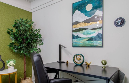 Towson Casa | Towson/ Parking/King Bed/Wi-fi/Patio/Smart Tvs