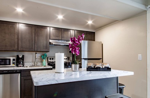 Towson Casa | Towson/ Parking/King Bed/Wi-fi/Patio/Smart Tvs