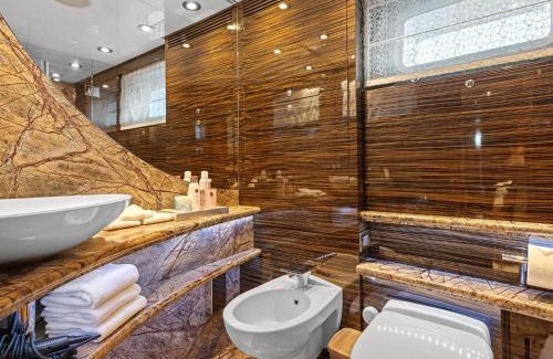 Port Hercule Alquiler De Eote | Trackside superyacht VIP Cabin - TIAMAT