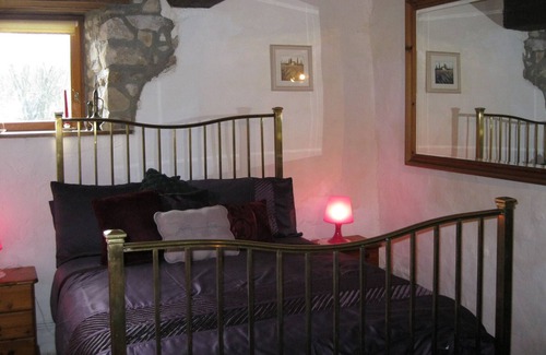 Noyant Cabaña | Tradicional cabaña francesa de 300 años con WiFi, piscina privada y jardín.