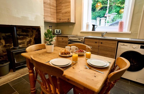 Wadsworth Casa | Traditional 3BR Home, 5-Min Walk to Hebden Centre